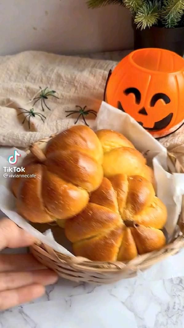 Adorable Mini Pumpkin Breads: Melty Chocolate for Halloween Fun